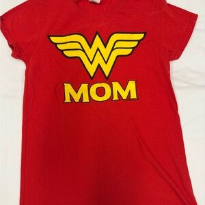 Wonder Woman Mom Red T-Shirt size small